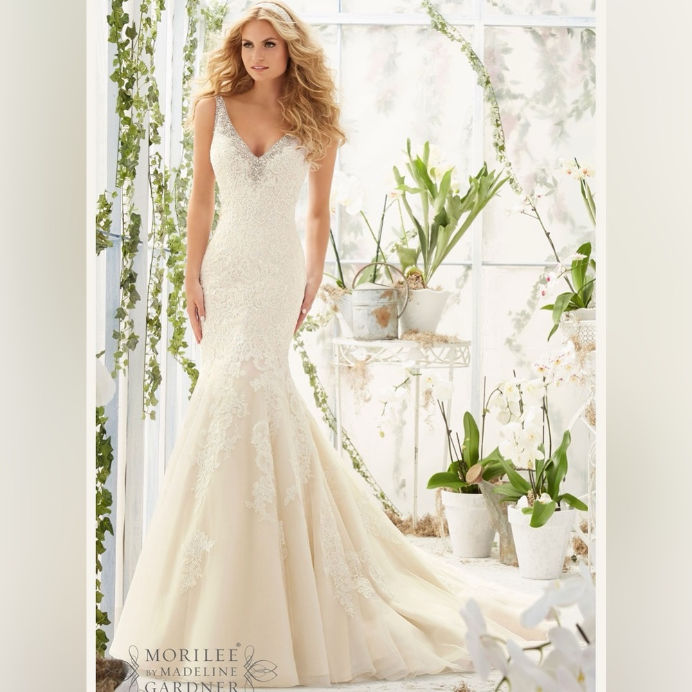 Elegant White Lace Wedding Dress